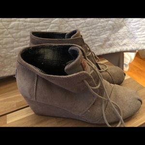 WELL-LOVED💗TOMS WEDGES.